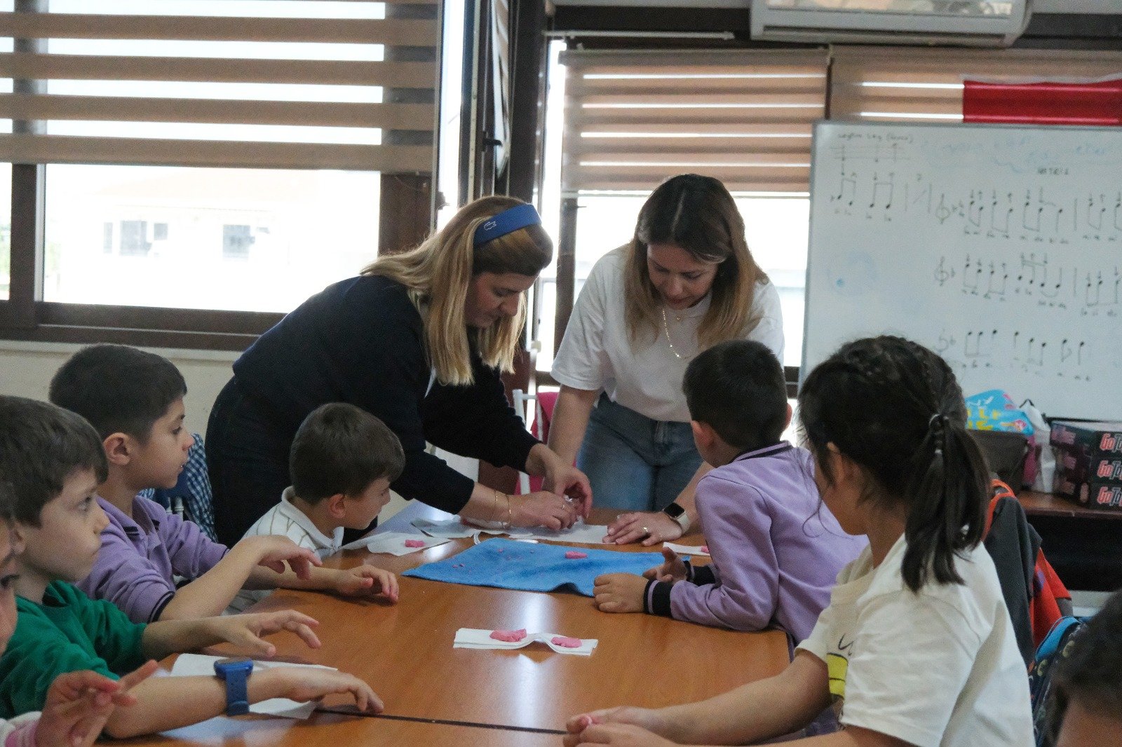 ÇİFTLİKKÖY MİNİKLERİNDEN ANNE HEDİYESİ