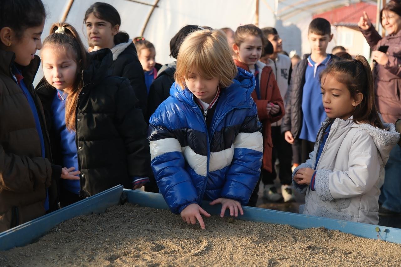 ÇİÇEK ÜRETİMİNİ YERİNDE ÖĞRENDİLER