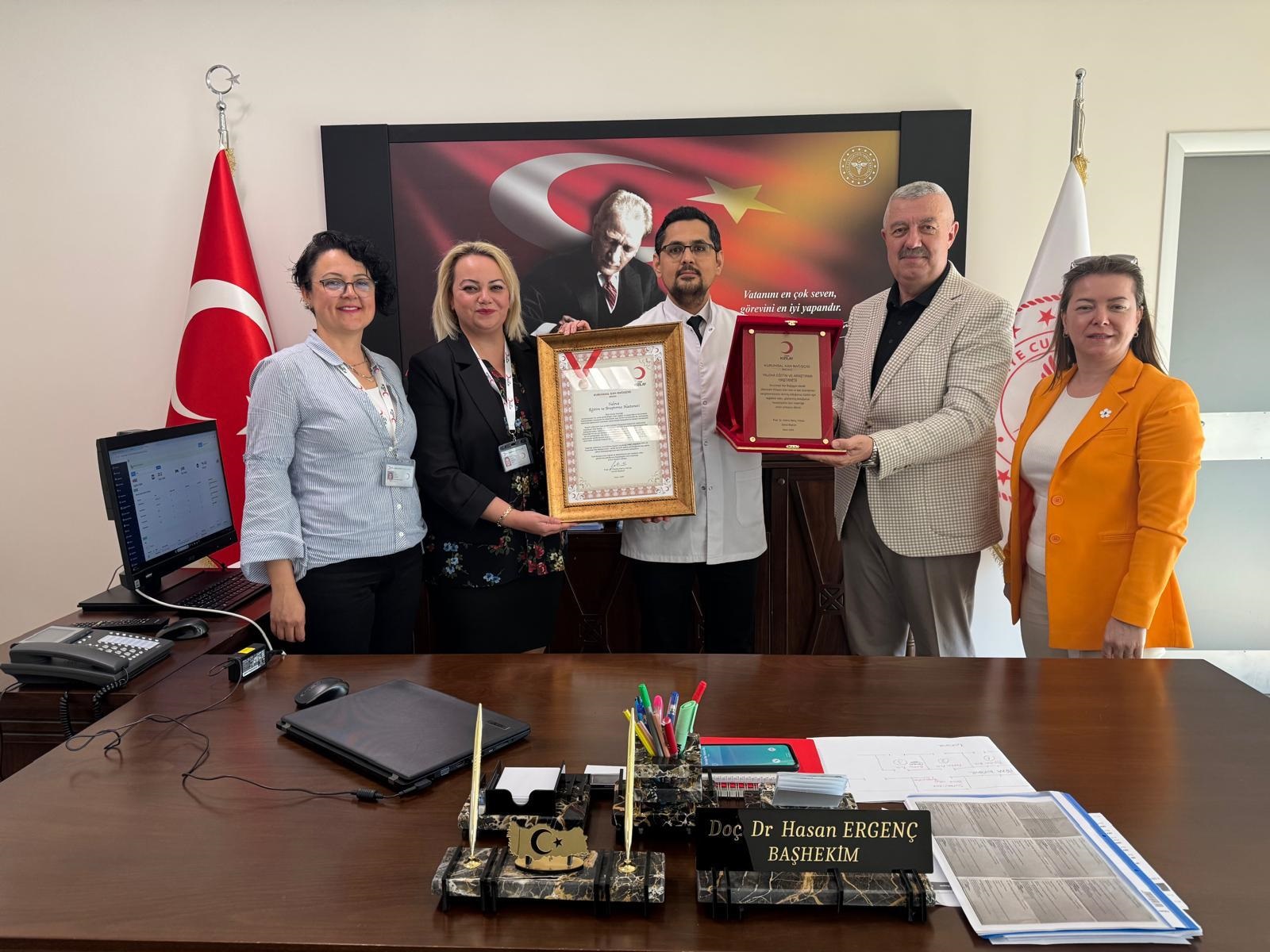  KIZILAY'DAN DEVLET HASTANESİNE MADALYA
