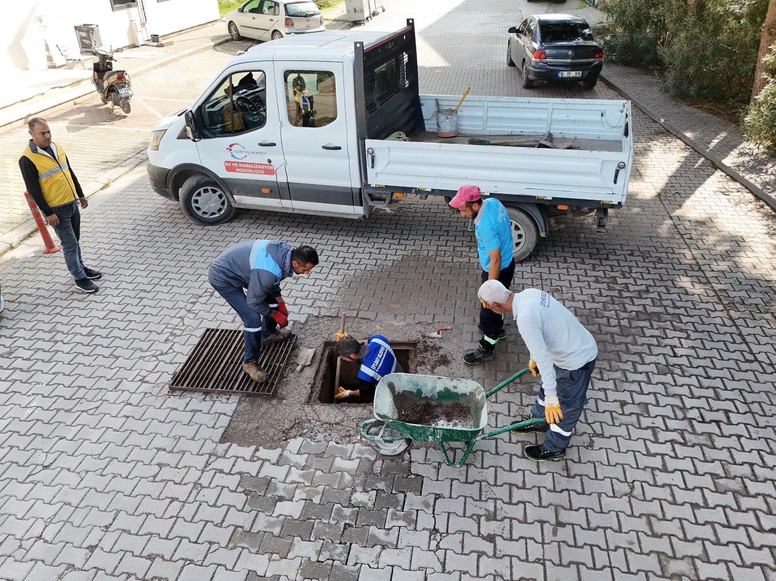 ÇİFTLİKKÖY’DE YAĞMUR SUYU HATLARI TEMİZLENİYOR