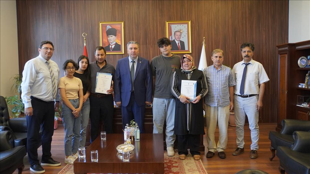 ÜNİVERSİTE'DE DUYGULU DİPLOMA TÖRENİ