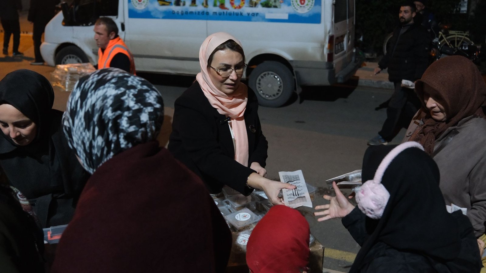 ALTINOVA'DA KANDİL'DE HELVA DAĞITILDI