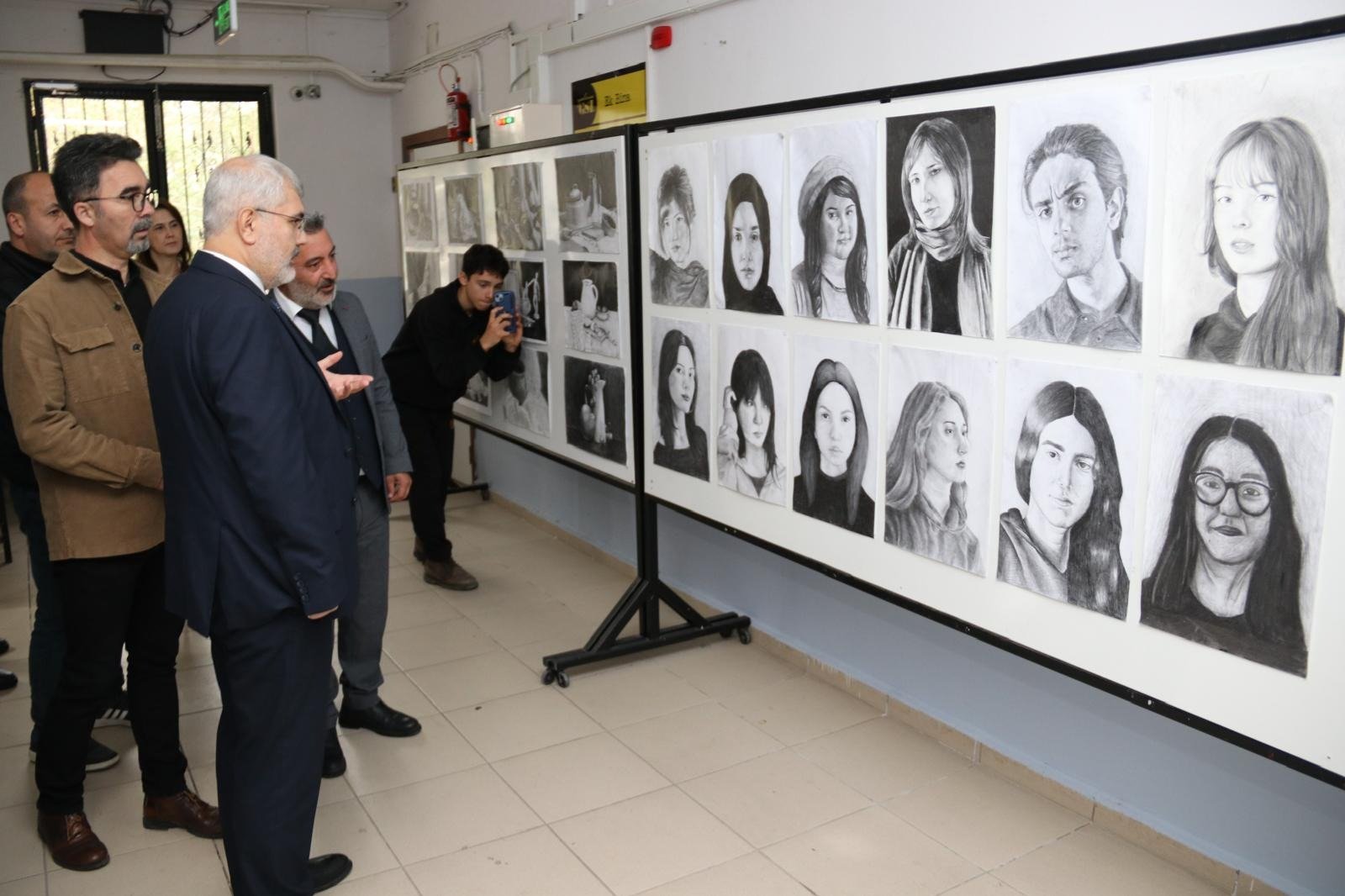 ÖĞRENCİLERDEN DUVAR RESİMLERİ SERGİSİ