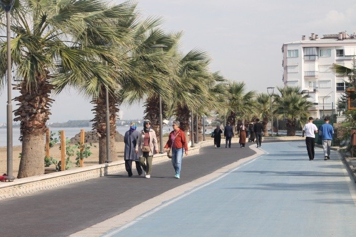ÇİFTLİKKÖY SAHİLİNDE YAZ BİTMEDİ