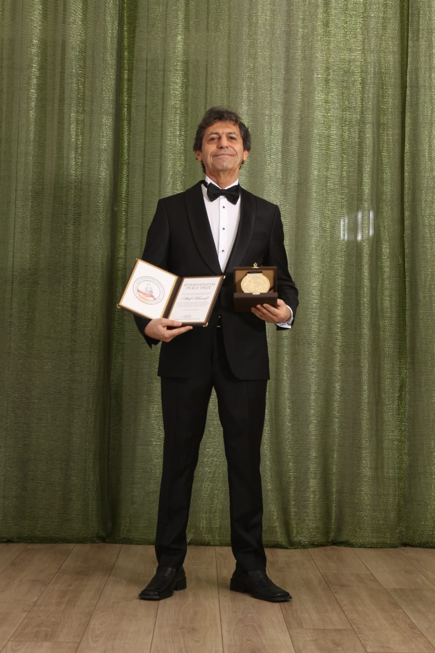 ÜNLÜ YAZAR AKİF MANAF 2025 YILI INTERNATİONAL PEACE PRİZE ÖDÜLÜNÜN SAHİBİ