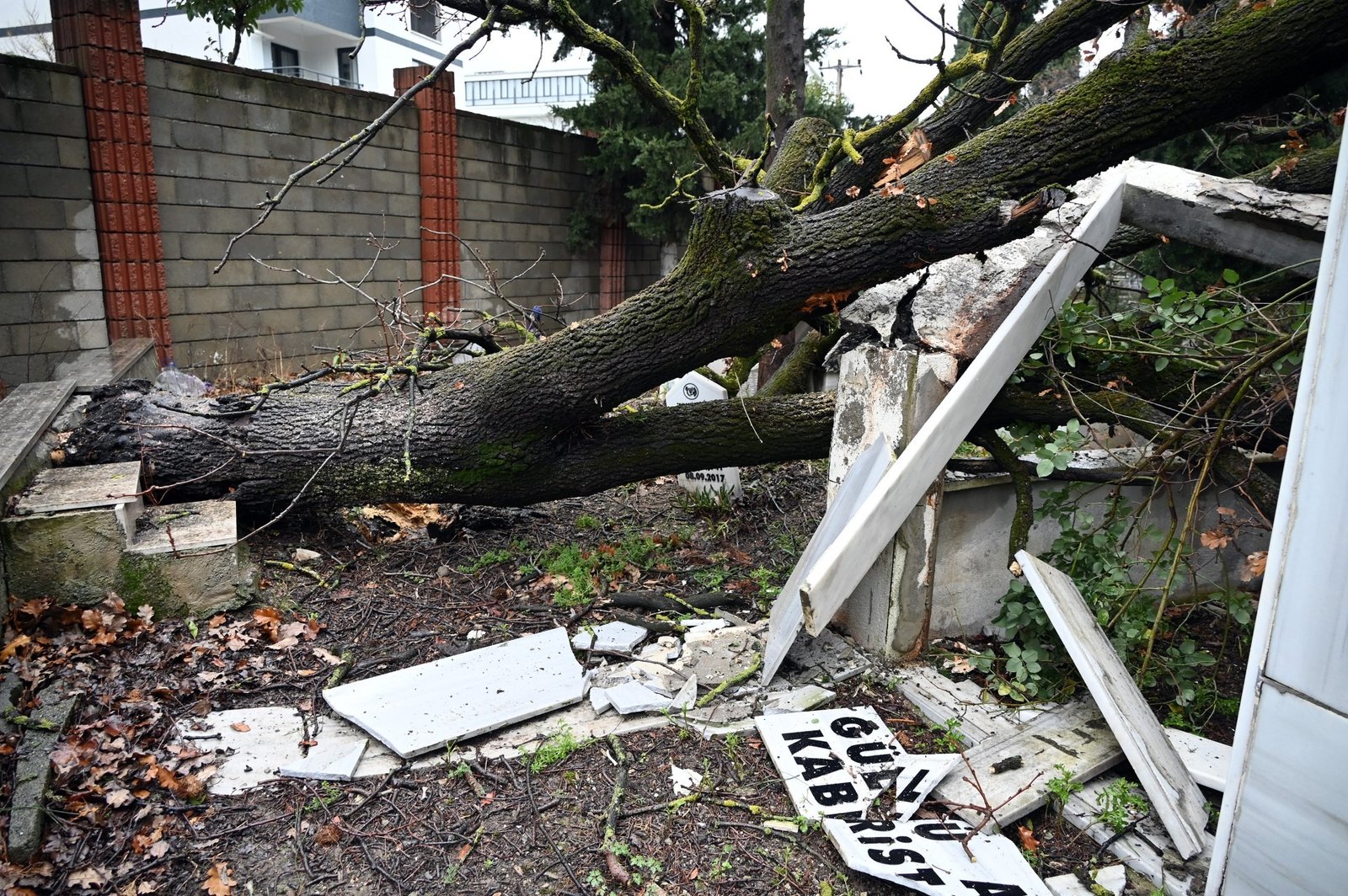 ŞİDDETLİ FIRTINA ŞEHİR MEZARLIĞINI ETKİLEDİ