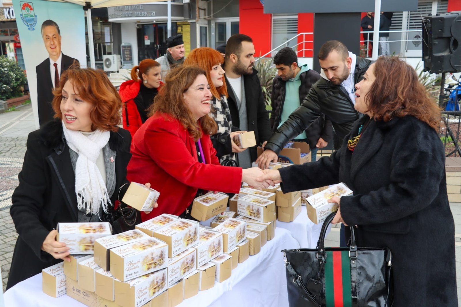 YALOVA BELEDİYESİ KANDİL SİMİDİ DAĞITTI