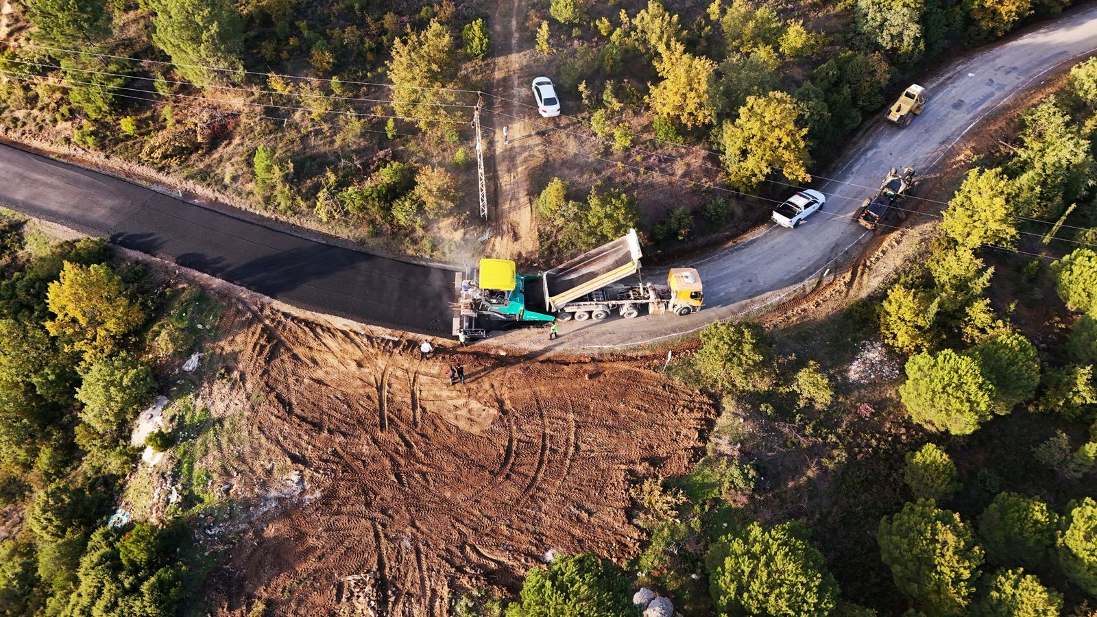 KÖY YOLLARINA SICAK ASFALT YAPILDI