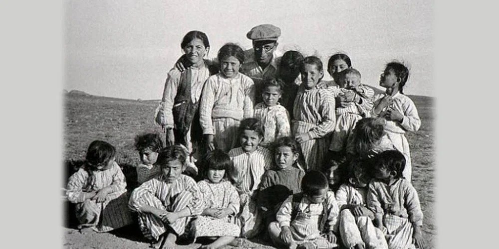 1937 YILI FİKRET MADARALI ÖĞRENCİLERİYLE