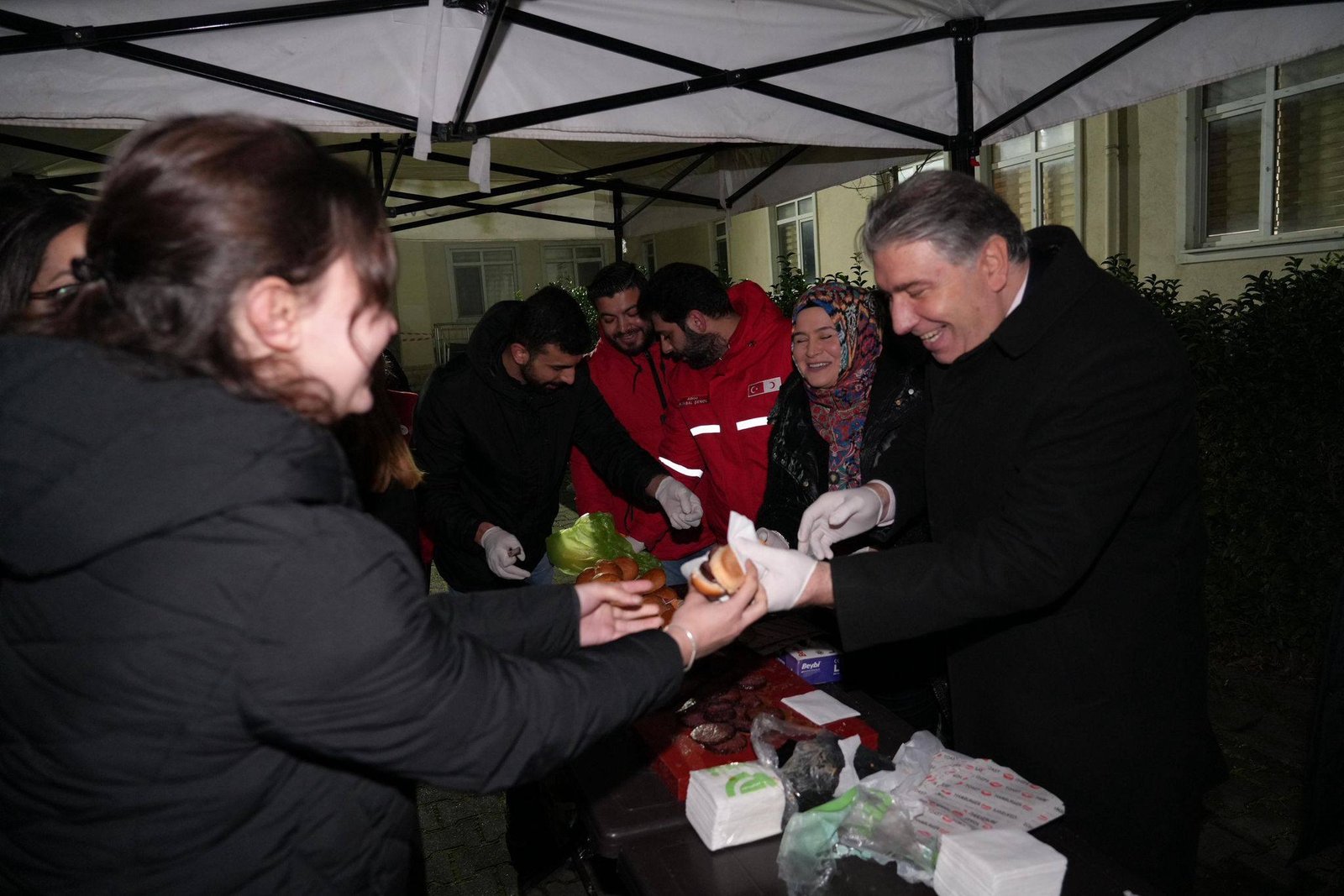 SUCUK EKMEKLER REKTÖR BAHÇEKAPILI'DAN