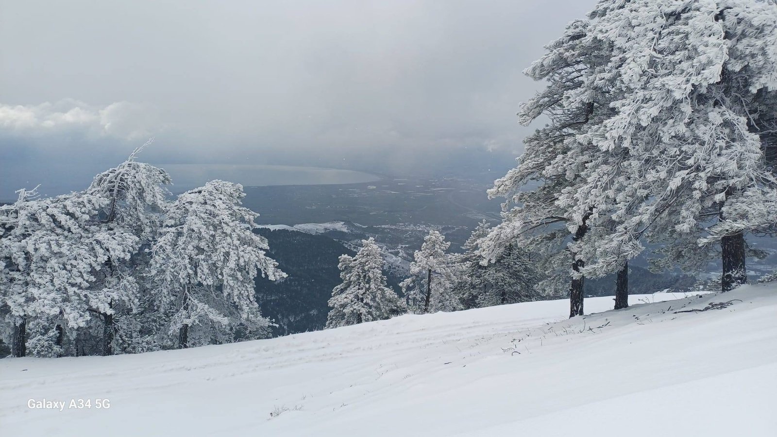 SUGÖREN KÖYÜ BEYAZ ÖRTÜYLE KAPLANDI