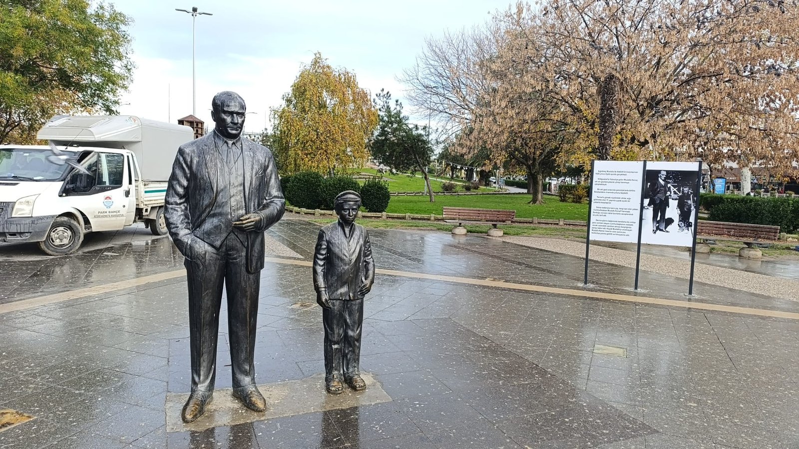 ÇOBAN MUSTAFA HEYKELİN PANOSU TAKILDI