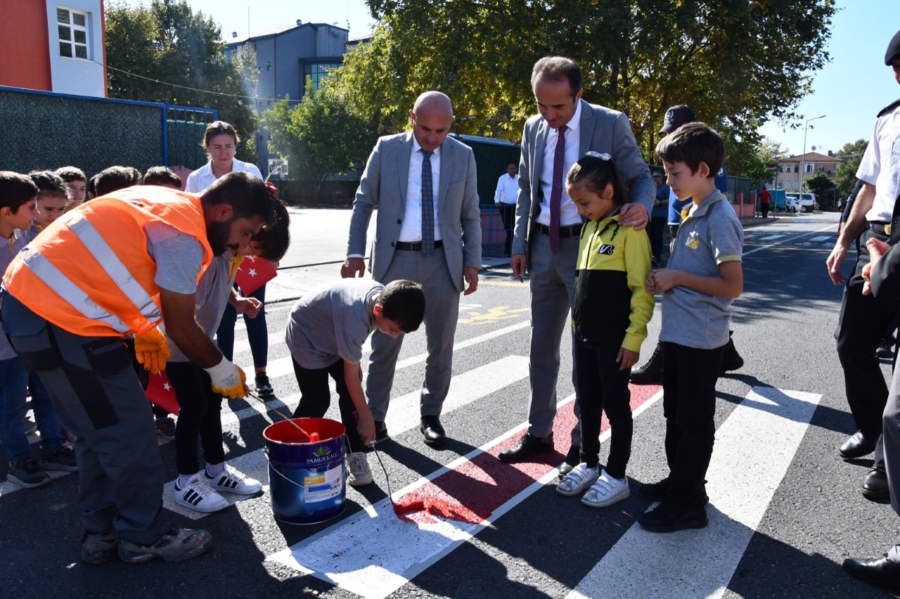 ALTINOVA'DA YAYA GEÇİTLERİ KIRMIZI OLDU