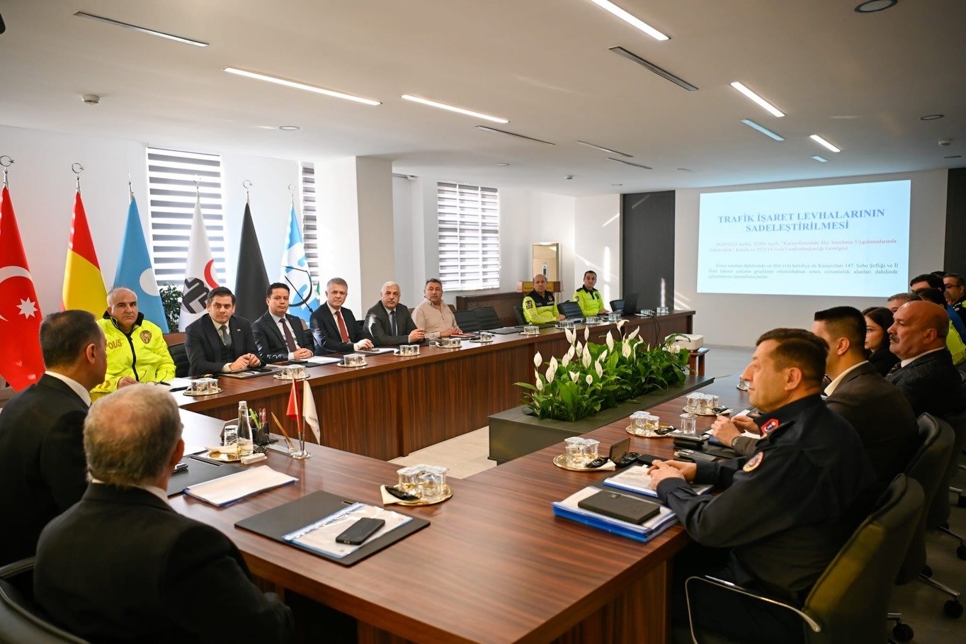 GEREKSİZ 648 TRAFİK LEVHASI KALDIRILDI