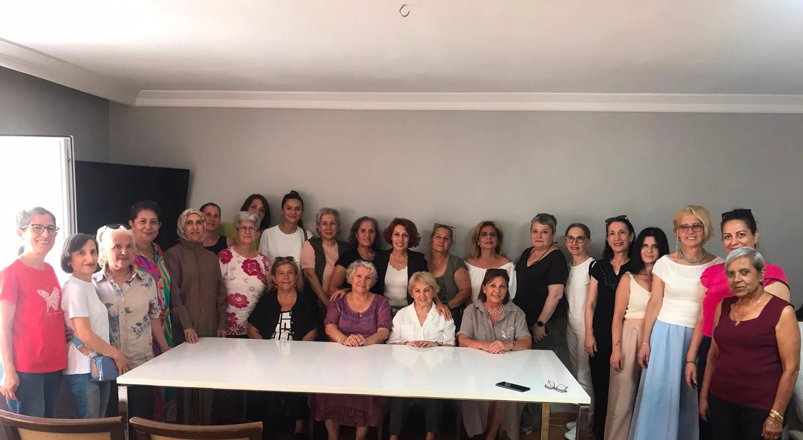 YENİ PARTİ KIRTASİYE YARDIMI YAPTI