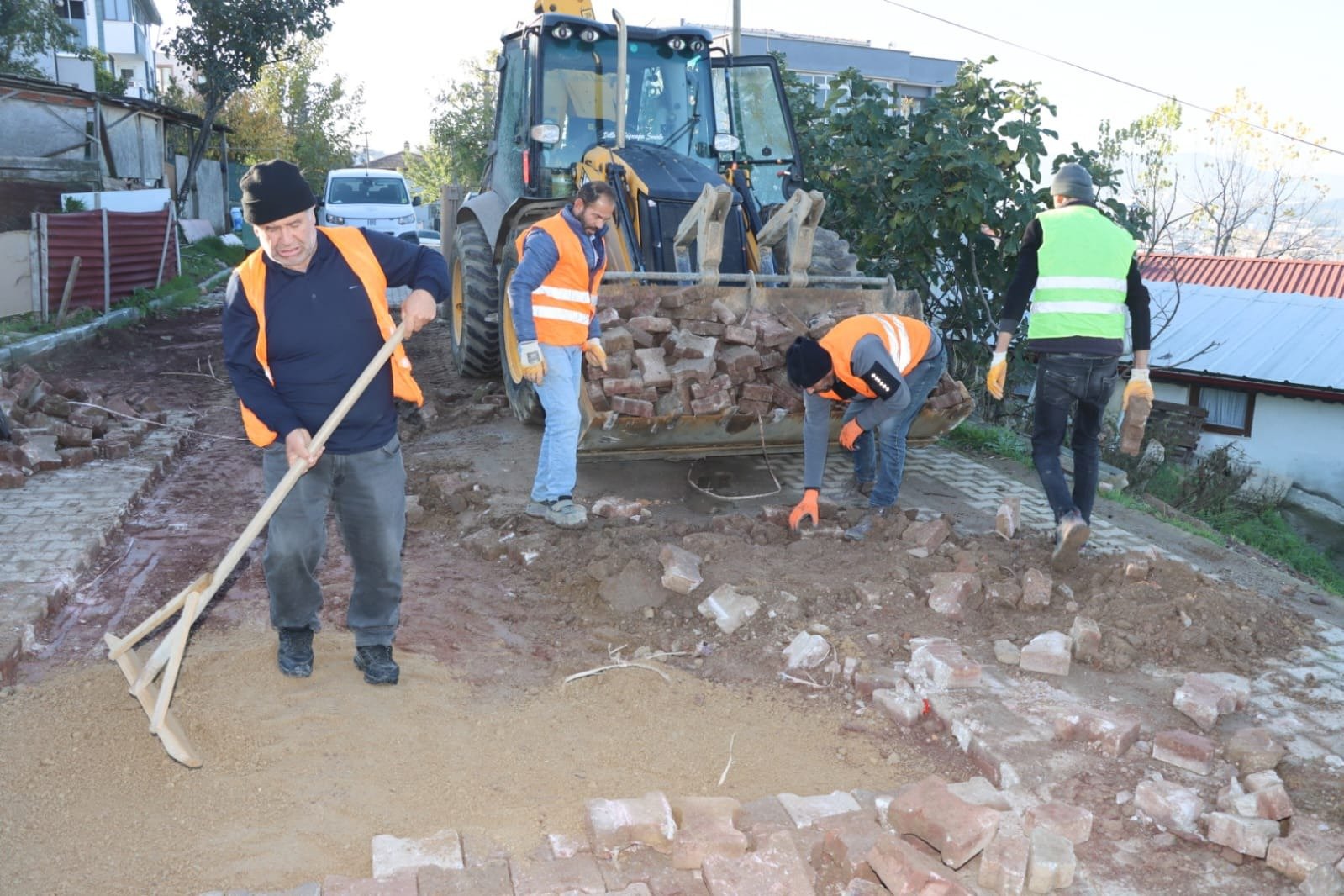 PARKE BAKIM ÇALIŞMALARI DEVAM EDİYOR