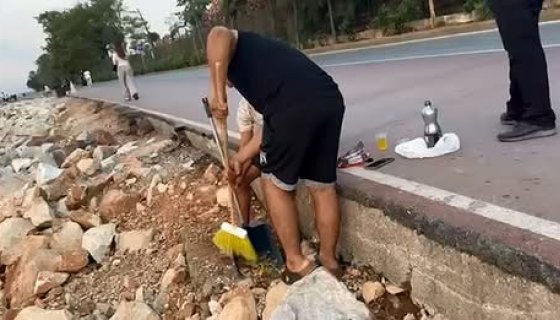 ÇEVREYİ KİRLETENLERE İŞTE BÖYLE TEMİZLİK YAPTI