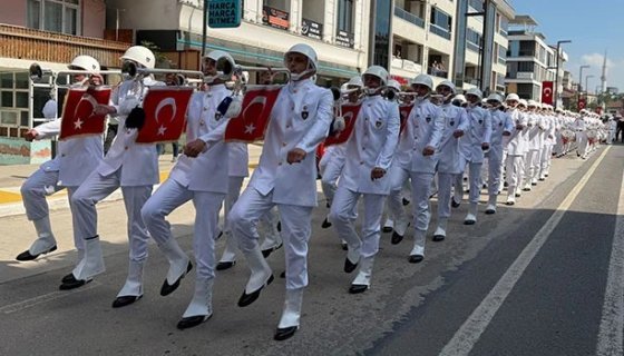 ALTINOVA'DA  GENÇLİK YÜRÜYÜŞÜ