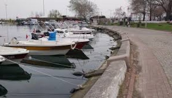 BALIKÇILAR BARINAĞI ÇÖKÜYOR