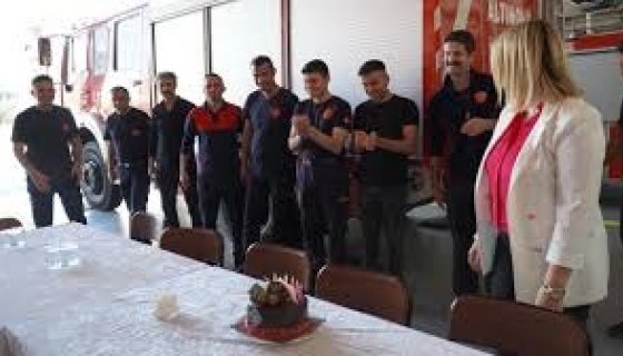 ALTINOVA İTFAİYESİNDE SÜRPRİZ KUTLAMA